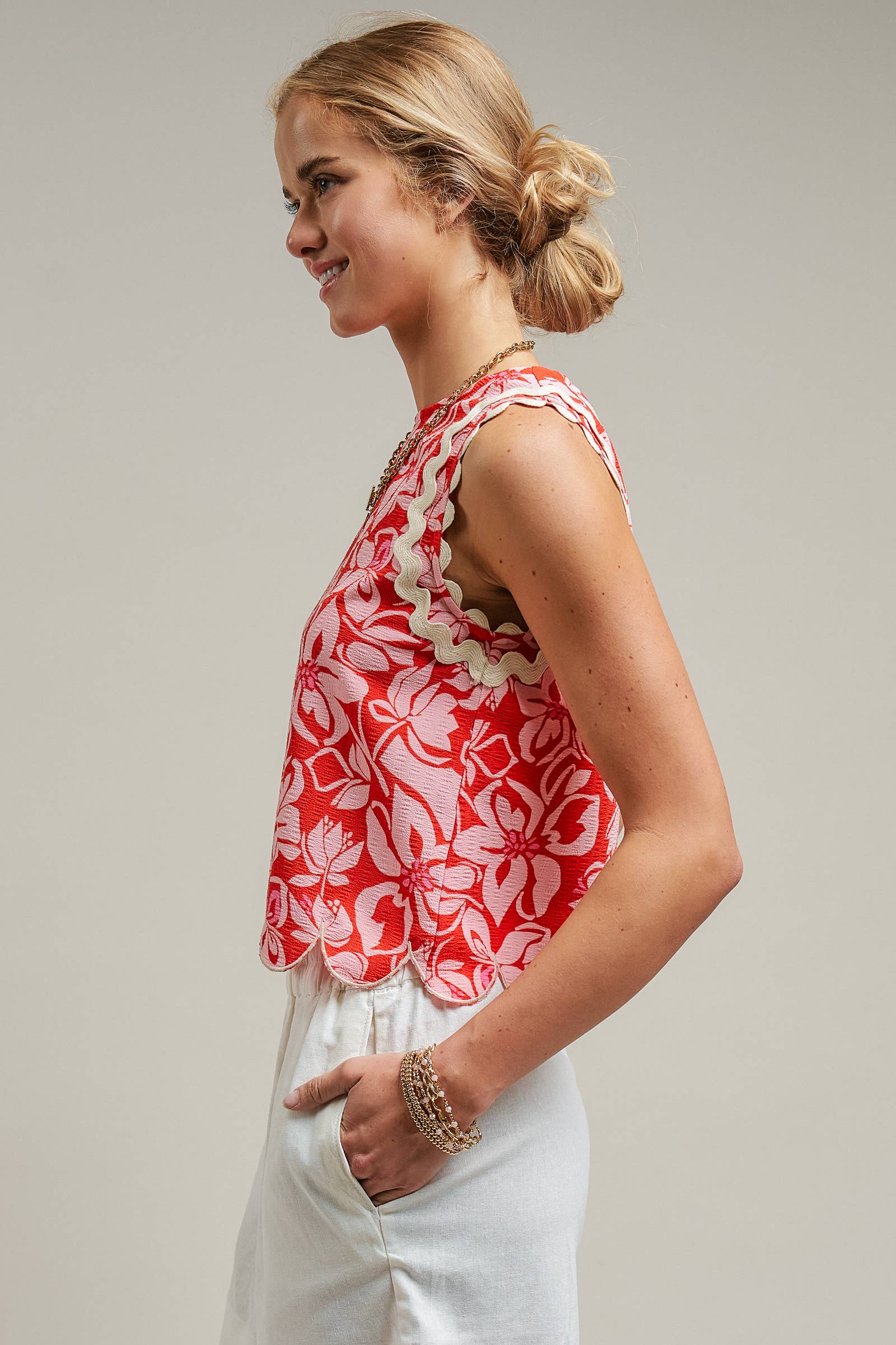 Urban Daizy - Floral Print Scallop Edge Sleeveless Top