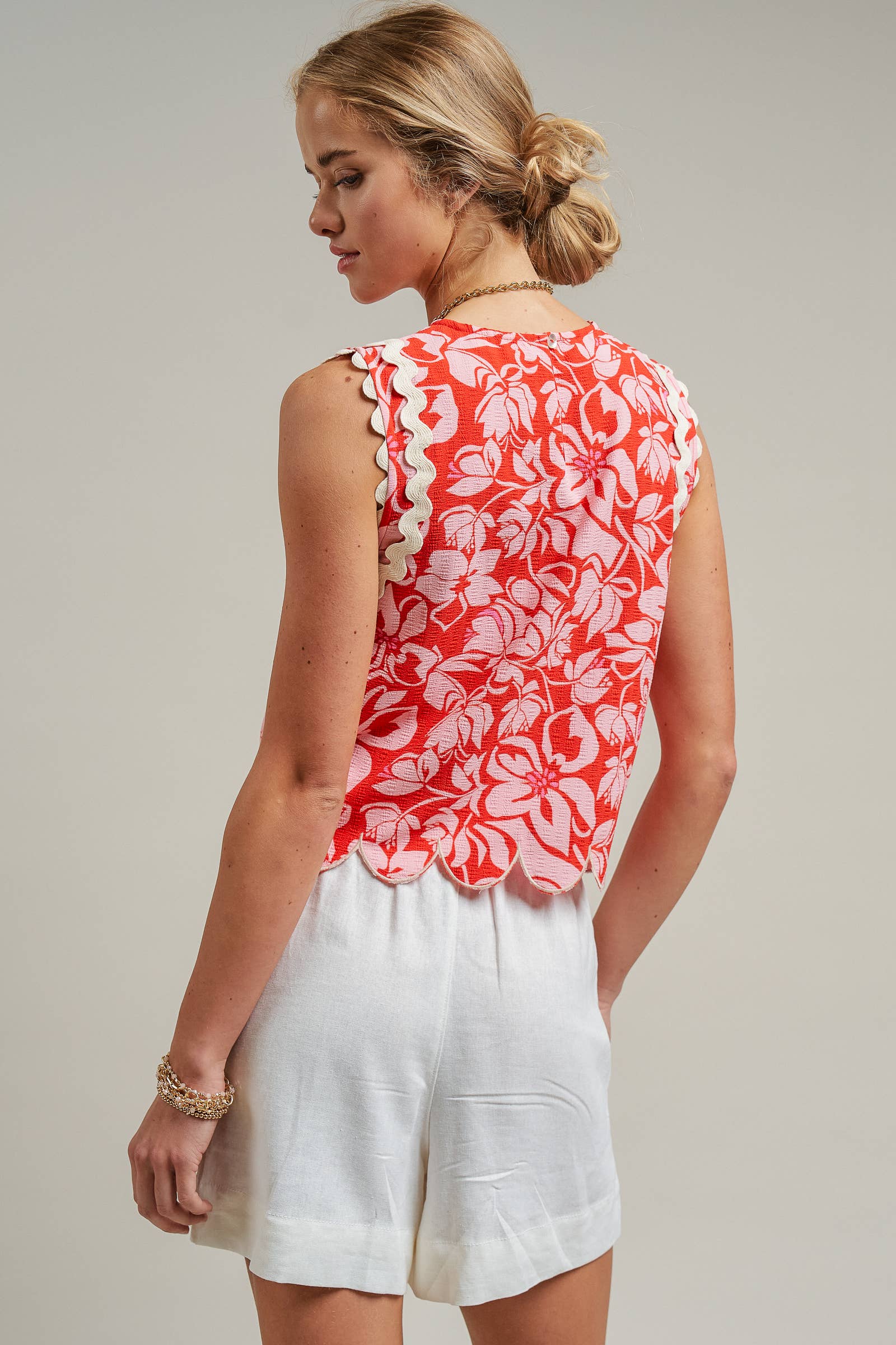 Urban Daizy - Floral Print Scallop Edge Sleeveless Top